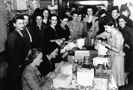 Kinettes packing milk bottles for the Milk for Britain campaign